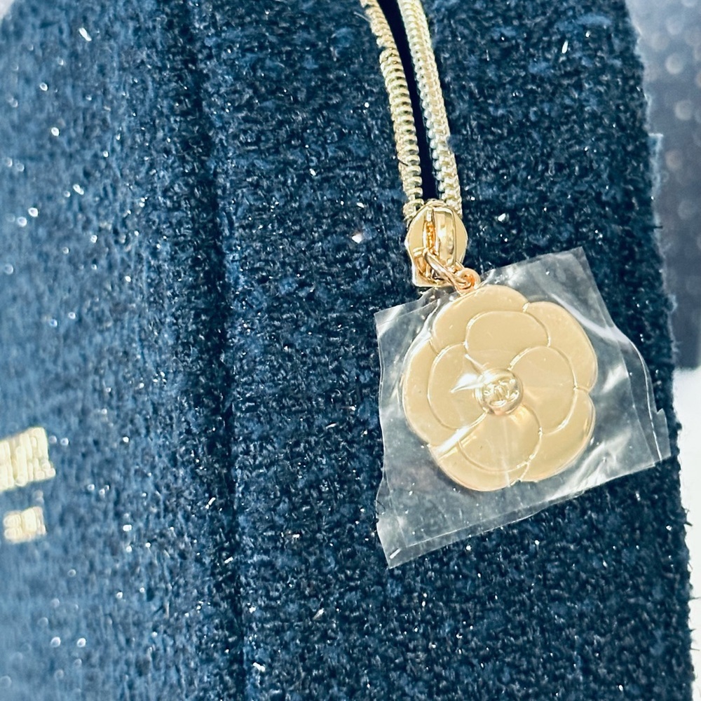 CHANEL Gloss Up Lip Trio Set! - Picture 10 of 11